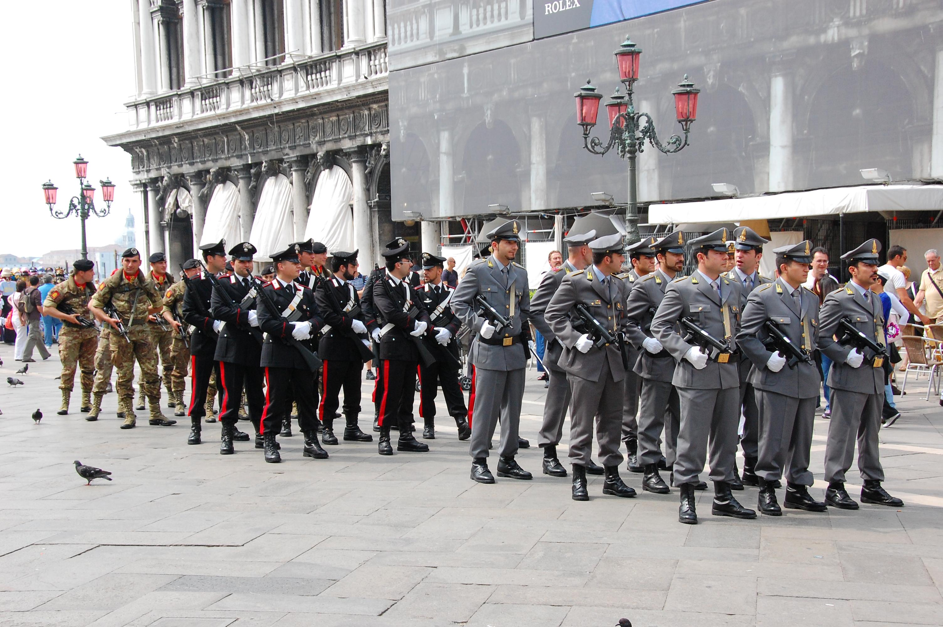 Uniformierte am Feiertag in Venedig